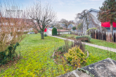 Wunderbar aufgeteiltes Familienhaus mit riesigem Gartengrundstück und Blick auf die Burg Stettenfels - Aussicht in den Vorgarten