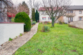 Wunderbar aufgeteiltes Familienhaus mit riesigem Gartengrundstück und Blick auf die Burg Stettenfels - Zugang zum Haus mit Vorgarten