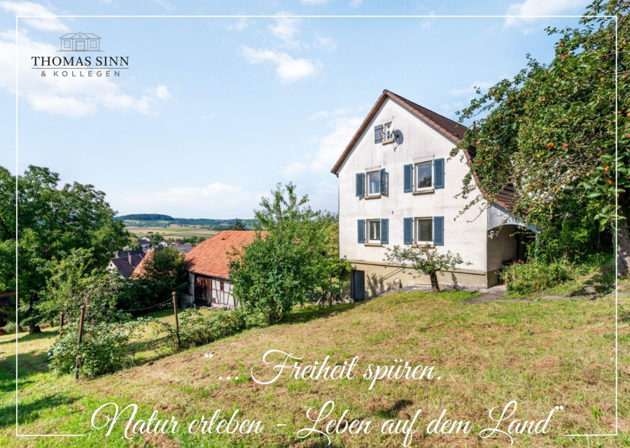 Hausansicht mit Grundstück