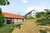 Sanierungsbedürftiges Weinbauernidyl mit Scheune sucht Dorfliebhaber - Scheune/Haus