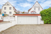 SCHÖNES EINFAMILIENHAUS MIT GROSSEM GRUNDSTÜCK - SOFORT FREI! - Außenansicht mit Doppelgarage