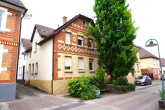 ALTBAU DHH MIT KLINKERFASSADE IN RUHIGER WOHNLAGE - Straßenansicht
