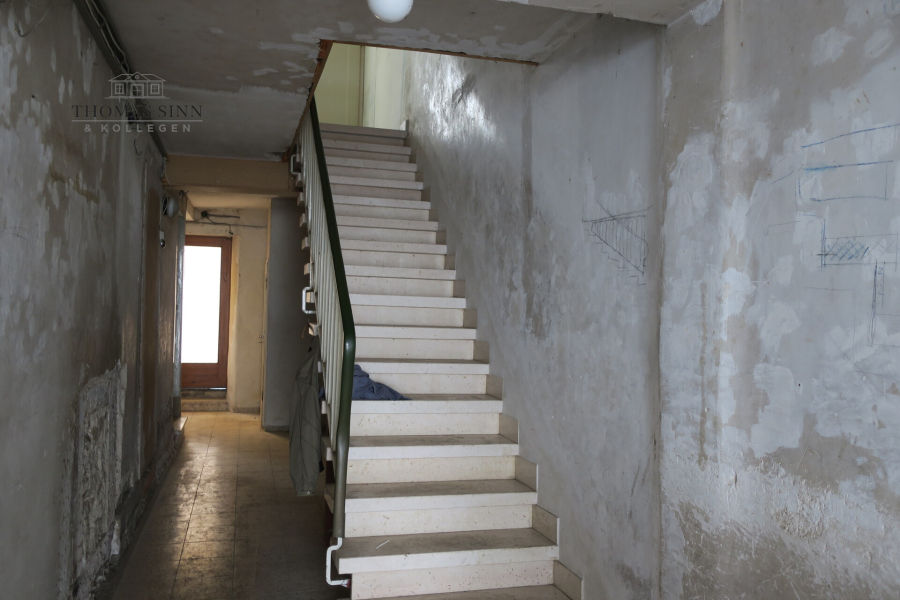 EG: Treppenhaus zu den Wohnungen