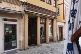 ATTRAKTIVES WOHN- UND GESCHÄFTSHAUS MITTEN IN DER HISTORISCHEN ALTSTADT - Schaufensteransicht