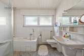 WUNDERBAR GESCHNITTENES DOPPELHAUS IN GUTER WOHNLAGE - SOFOET FREI! - OG: Badezimmer