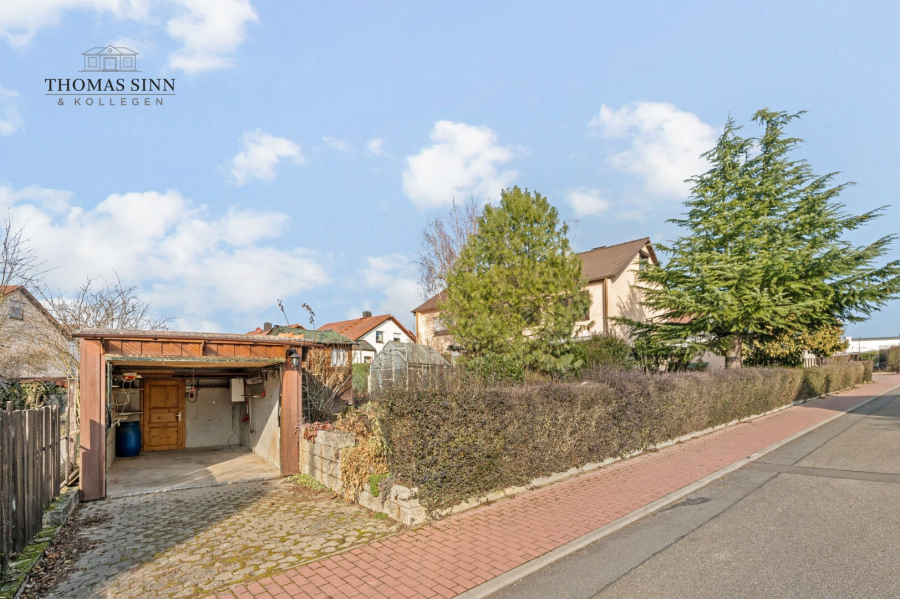 Straßenansicht mit Garage