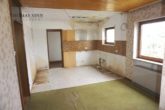 Stark sanierungsbedürftiger Bungalow in guter Wohnlage - sofort frei ! - Küche mit Essbereich