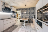 5,5-Zi.-MAISONETTE-WOHNUNG MIT REIHENHAUS-CHARAKTER IM RUHIGEM WOHNGEBIET - 2 STELLPLÄTZE - BALKON - 1. OG Küche