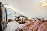 SCHÖNES EINFAMILIENHAUS MIT KLINKERFASSADE UND FANTASTISCHEM GRUNDSTÜCK AN DIREKTER WIESENRANDLAGE! - DG: Schlafzimmer