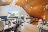 SCHÖNES EINFAMILIENHAUS MIT KLINKERFASSADE UND FANTASTISCHEM GRUNDSTÜCK AN DIREKTER WIESENRANDLAGE! - DG: Wohnzimmer (aktuell Büro)