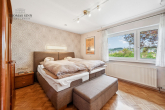 SCHÖNES EINFAMILIENHAUS MIT KLINKERFASSADE UND FANTASTISCHEM GRUNDSTÜCK AN DIREKTER WIESENRANDLAGE! - EG: Elternschlafzimmer