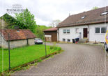 Einfamilienhaus mit DG-ELW, großem Grundstück und Scheune - Ideal für Handwerker oder Hobbylandwirte - Hofeinfahrt/Vorgarten