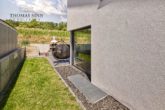 Moderne Doppelhaushälfte in fantastischer Feld- bzw. Waldrandlage und Top Energiewert A+ - Seitenansicht