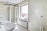 Stark renovierungsbedürftiges 1-2 Familienhaus mit Ausbaupotential und schönem Garten - OG: Badezimmer