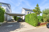 Familienfreundliche "Doppelhaushälfte" mit pflegeleichtem Garten und viel Platz auf drei Etagen - Hof mit 1x Carportstellplatz rechts
