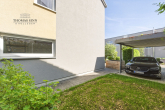 Familienfreundliche "Doppelhaushälfte" mit pflegeleichtem Garten und viel Platz auf drei Etagen - Seitlicher Grünstreifen