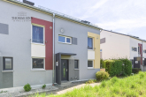 Familienfreundliche "Doppelhaushälfte" mit pflegeleichtem Garten und viel Platz auf drei Etagen - Eingangsseite