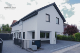 NEUBAU - MODERNE DOPPELHAUSHÄLFTE MIT LOGGIA UND 2 STELLPLÄTZEN IM NEUBAUGEBIET - Straßenansicht