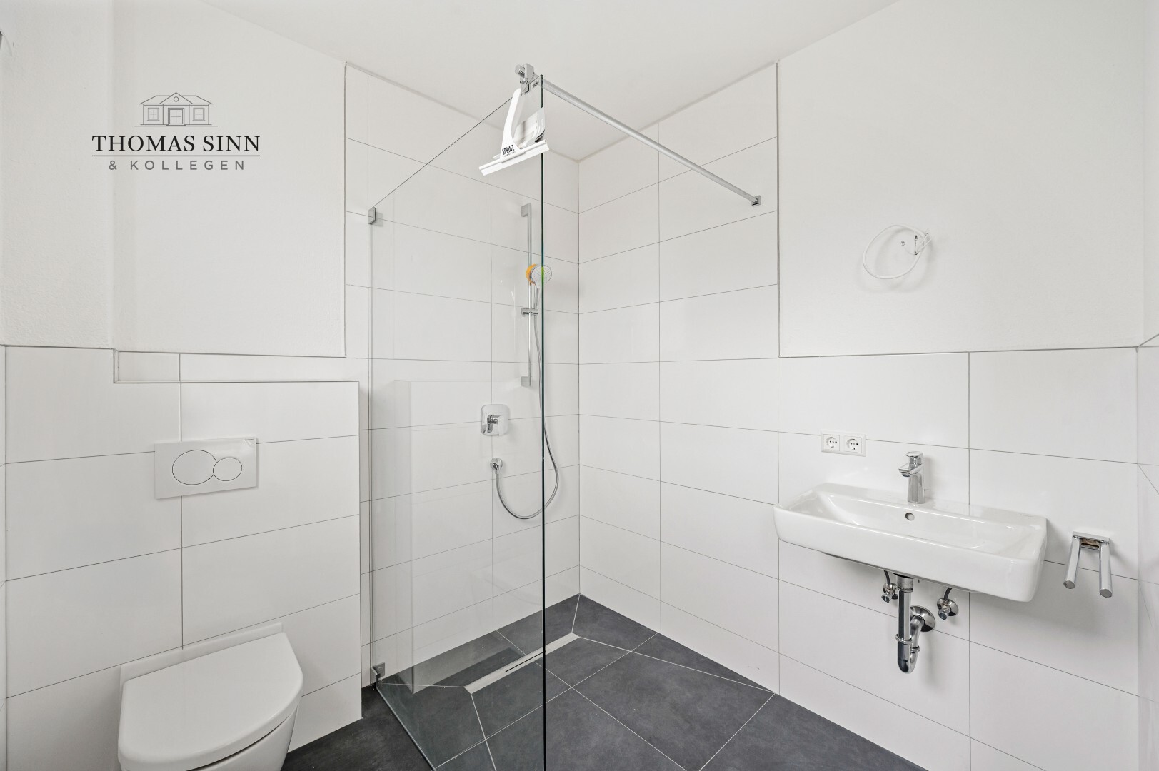 NEUBAU – Modernes Wohnen mit Komfort – 2,5 Zimmer DG-Wohnung mit Dachterrasse und Kfz-Stellplatz - Photo 2