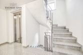 NEUBAU - Helle 4 Zimmer DG Wohnung mit Garage, Balkon und fantastischem Weitblick - Treppenhaus