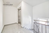 NEUBAU - Helle 4 Zimmer DG Wohnung mit Garage, Balkon und fantastischem Weitblick - DG Treppenhaus