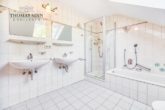 Gepflegte Doppelhaushälfte in toller, ruhiger Feldrandlage - DG: Badezimmer