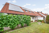 GEPFLEGTES 1-2 FAMILIENHAUS IN BESTER WOHNLAGE - Vorgarten Eingangsseite