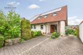 GEPFLEGTES 1-2 FAMILIENHAUS IN BESTER WOHNLAGE - Straßenansicht mit Zufahrt zur Garage