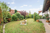 GEPFLEGTES 1-2 FAMILIENHAUS IN BESTER WOHNLAGE - Vorgarten Eingangsseite