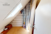 GEPFLEGTE 2,5-ZIMMER-DG-WOHNUNG MIT WOHNLICH AUSGEBAUTER BÜHNE - TG-STELLPLATZ - AUSSENSTELLPLATZ - DG-Ausbau Abstellraum