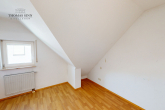 GEPFLEGTE 2,5-ZIMMER-DG-WOHNUNG MIT WOHNLICH AUSGEBAUTER BÜHNE - TG-STELLPLATZ - AUSSENSTELLPLATZ - Schlafzimmer