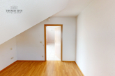 GEPFLEGTE 2,5-ZIMMER-DG-WOHNUNG MIT WOHNLICH AUSGEBAUTER BÜHNE - TG-STELLPLATZ - AUSSENSTELLPLATZ - Schlafzimmer