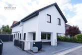 NEUBAU - MODERNE DOPPELHAUSHÄLFTE MIT GARTEN UND 2 STELLPLÄTZEN IM NEUBAUGEBIET - Straßenansicht