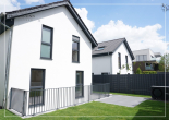 NEUBAU - MODERNE DOPPELHAUSHÄLFTE MIT GARTEN UND 2 STELLPLÄTZEN IM NEUBAUGEBIET - Gartenansicht