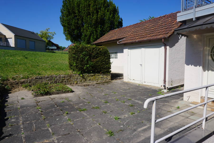 Hof mit alter Garage/Schuppen