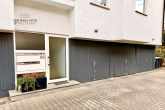 Helle charmante 3,5-Zimmer Galerie-Wohnung mit Balkon und Garage in ruhiger Seitenstraße - Hauseingang