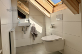 Helle charmante 3,5-Zimmer Galerie-Wohnung mit Balkon und Garage in ruhiger Seitenstraße - WC in der Galerie