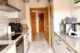 Helle charmante 3,5-Zimmer Galerie-Wohnung mit Balkon und Garage in ruhiger Seitenstraße - Küche