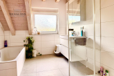 Helle charmante 3,5-Zimmer Galerie-Wohnung mit Balkon und Garage in ruhiger Seitenstraße - Bad