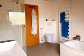 Helle charmante 3,5-Zimmer Galerie-Wohnung mit Balkon und Garage in ruhiger Seitenstraße - Bad