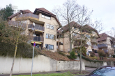 GUT GESCHNITTENE 2 ZIMMERWOHNUNG MIT BLICK INS GRÜNE UND RUHIGER TERRASSE - Hausansicht