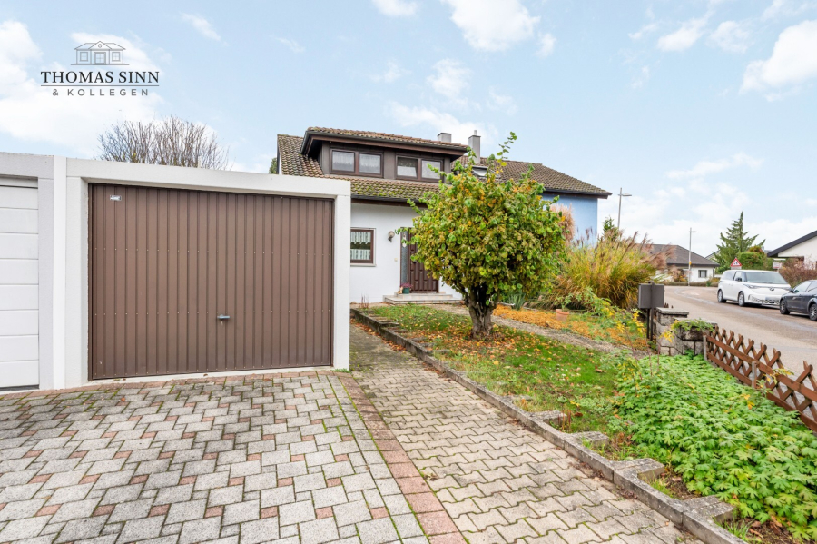 Außenansicht mit Garage