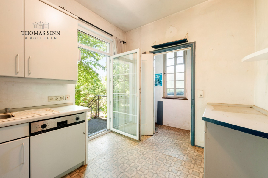 EG: Küche mit Gartenausgang und Speisekammer