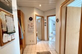 Helle und freundliche 2,5-Zimmer-Wohnung mit Garage in ruhigem Wohngebiet - Diele
