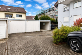 Helle und freundliche 2,5-Zimmer-Wohnung mit Garage in ruhigem Wohngebiet - Einfahrt / mittlere Garage