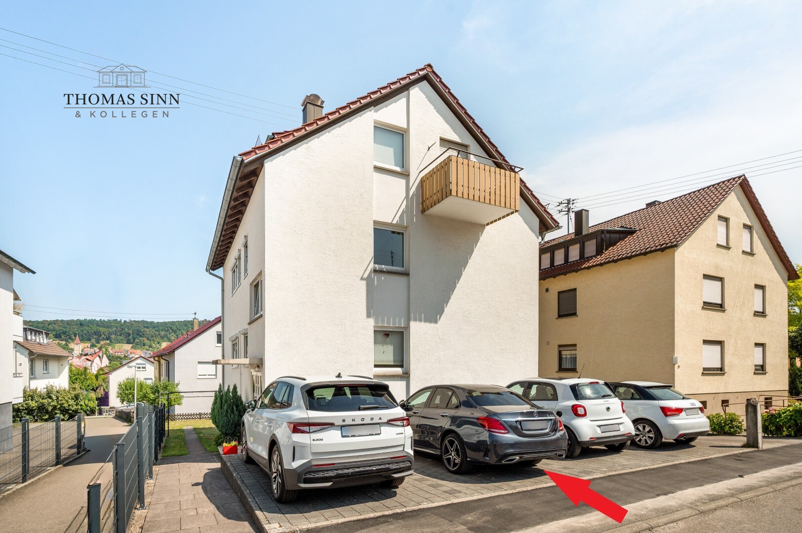 Hausansicht - 2. Stellplatz von links inklusive