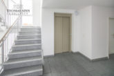Moderne, neuwertige 4 Zimmer-DG-Wohnung in ruhigem Wohngebiet mit Aussichtsbalkon - Treppenhaus/Aufzug