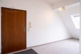 Attraktive Maisonettewohnung 4 Zimmer - Dachloggia - TG-Platz Durchrenovieren und Einziehen - Eingang