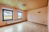 Wohnen mit Vision – Sanierungsbedürftiges Haus auf herrlichem Grundstück - EG: Wohnzimmer