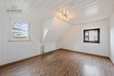 Wohnen mit Vision – Sanierungsbedürftiges Haus auf herrlichem Grundstück - DG: Zimmer 2